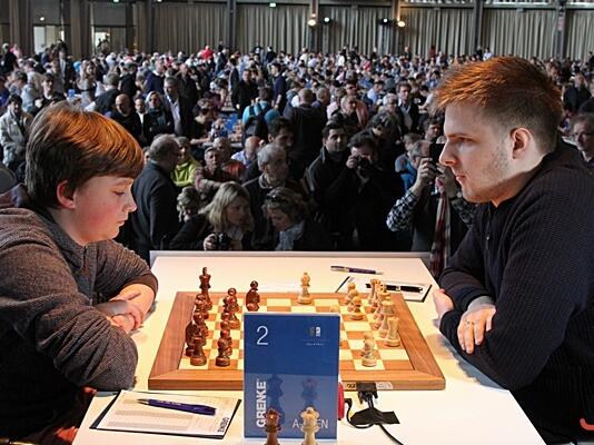 Vincent Keymer und Richard Rapport in Runde 9 des GRENKE Chess Open 2018