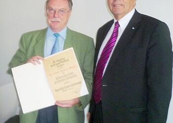 Links BSB-Präsident Dr. Klaus Norbert Münch mit Urkunde rechts BLSV-Präsident Günther Lommer