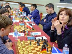 IM Vincent Keymer und GM Ketewan Arachamija-Grant (Schottland) in Runde 4