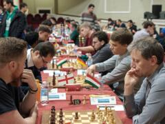 GM Simon Williams (England) und GM Zoltan Almasi in Runde 7. Dahinter GM Peter Leko (Ungarn) und GM Rasmus Svane.