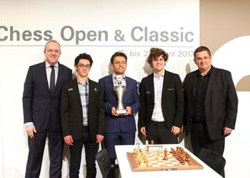 V.l.n.r.: Sven Noppes (Turnierdirektor), Fabiano Caruana, Lewon Aronjan, Magnus Carlsen, Christian Bossert (1. Vorsitzender Schachzentrum Baden-Baden)
