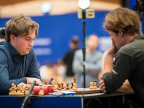 Vincent Keymer und Magnus Carlsen