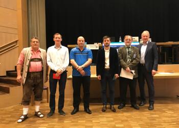 Siegerfoto 2018: G. Groschwitz (SF-Fichtelgebirge), GM Efimenko (RUS 1. Pl), GM Pap (SRB 3. Pl.) IM Enchev (BUL 2. Pl), W. Fiedler (CA und CO), Dr. Döhler (Landrat)