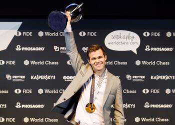 Magnus Carlsen mit dem WM-Pott