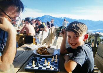 Moritz spielt im Juni 2024 beim Wandern auf dem Wallberg (Bayern) mit Christian, einem Freund der Familie