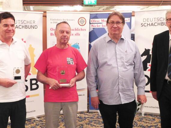 Blitzschach 65+: Wolfram Heinig (3.), Joachim Brüggemann (1.), Karl-Heinz Kannenberg (2.) und DSB-Seniorenreferent Wolfgang Block