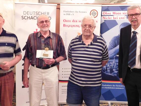 Blitzschach 65+ Nestorenwertung: Michail Nekrassow (3.),  Prof. Dr. Peter Krauseneck (1.), Klaus Klundt (2.) und DSB-Seniorenreferent Wolfgang Block