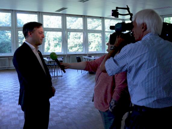 FIDE-Schiedsrichter Dirk Rütemann im Gespräch mit dem regionalen Fernsehsender noa4