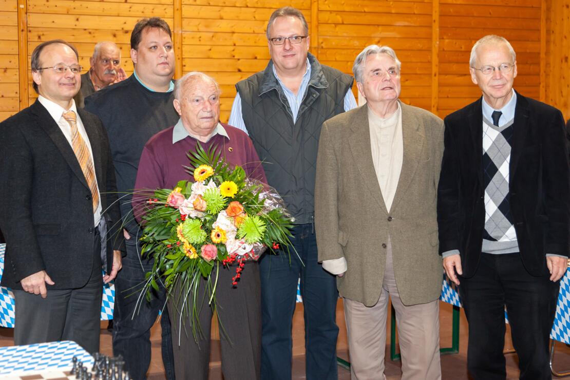 V.l.n.r. JVA-Leiter Matthias Konopka, Großmeister Robert Rabiega, Max Holzmann, Zweiter Bezirksvorsitzender Andreas Haider, Seniorenbeauftragter Gottlieb Kutschera und Dr. Helmut Pfleger