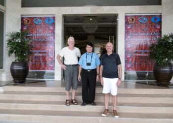 Das Foto zeigt Karlheinz Eisenbeiser (li) und Mathias Kern (re) zusammen mit dem Präsidenten des nationalen Schachverbandes von Myanmar U MaungMaungLwin.