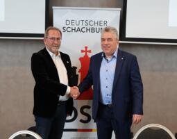 DSB-Präsident Ullrich Krause (rechts) dankt Holger Schröck für die geleistete Arbeit in den vielen Jahren