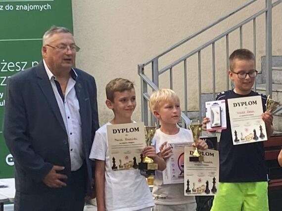 Turnierleiter Krzysztof Wolski mit den drei Ersten in der U13