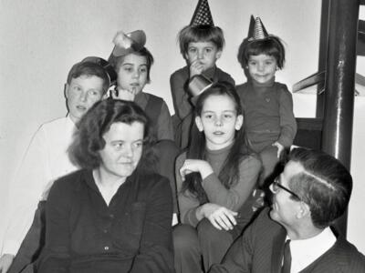 Familie Hund 1970: Ehefrau Juliane (1928-1999) und Gerhard (1932-2024) mit Adoptivsohn Allart und den vier Töchtern Susanne (*1958), Isabel (*1962), Barbara (*1959) und Dorothee (*1966). Die Töchter wurden gute Schachspielerinnen, Barbara sogar WGM und Nationalspielerin.