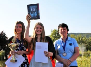 Jana Schneider und Fiona Sieber (Deutschland 1 in der U18w) mit Trainerin Tatjana Melamed