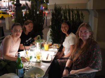 Hanna Marie Klek, Josefine Heinemann, Dinara Wagner und Lara Schulze beim Abendessen