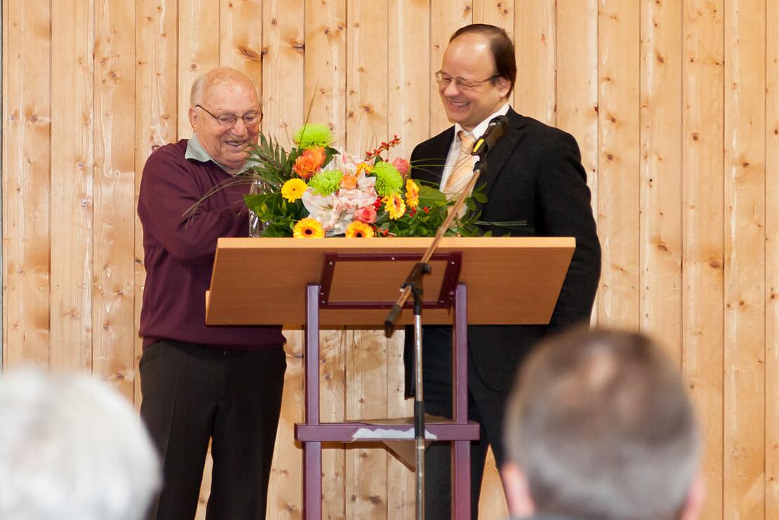 Holzmann mit Anstaltsleiter Matthias Konopka