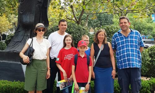 Teil der deutschen Delegation vor einer Konfuzius-Statue