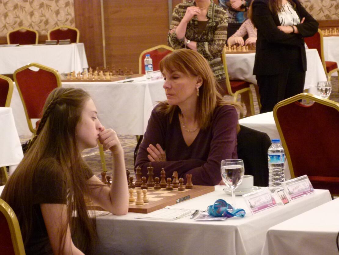 Enthusiasmus für's Schach sieht anders aus! Büsra Arig gegen Marina Makropoulou, Ehefrau des griechischen FIDE-Vizepräsidenten.