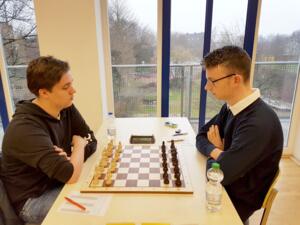 Jakob Leon Pajeken (links, gegen Jonas Roseneck) beim New Chess Brains Hamburg 2018