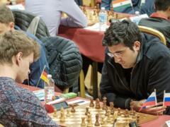 GM Wladislaw Artemjew gegen GM Wladimir Kramnik (beide Russland) in Runde 7, hinten links Dennis Wagner