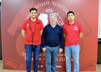 Yuri Yakovich (Bildmitte) 2021 mit Alexander Predke und Sanan Sjugirow