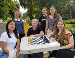 Dinara Wagner, Elisabeth Paehtz, Women’s national coach Yuri Yakovich, Josefine Heinemann, Hanna Marie Klek and Lara Schulze