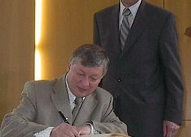 Anatoli Karpov 2006 in Hockenheim beim Eintrag ins goldene Buch der Stadt. Heute abend ist in Hockenheim Neujahrsempfang der Karpov Schach Akademie.