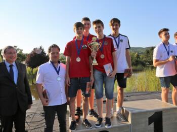 Klaus Deventer und GM Rainer Buhmann mit seinem starken U18-Team Österreichs (Silbermedaille)