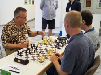 Bernd Bötzel spielte in Runde 1 allein, da sein Partner noch im Stau steckte