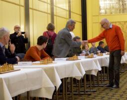 Bernd Segebarth und Hübner beim Shakehands vor der Partie