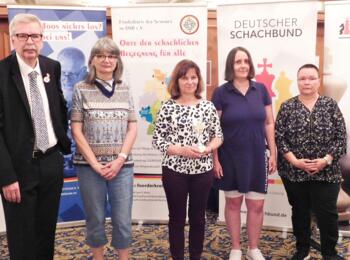 Kategorie 50+ Frauenwertung: DSB-Seniorenreferent Wolfgang Block, Dr. Kordula Lebioda-Detta (3.), Constanze Jahn (1.), Susanne Röhr (2.) und Andrea Hafenstein (4.)