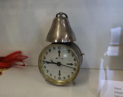 Historische Blitzschachuhr, bei der in regelmäßigen Abständen die Glocke an die Zugpflicht erinnert