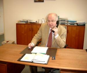 Horst Metzing 2003 am Schreibtisch in der neuen Geschäftsstelle im Olympiapark