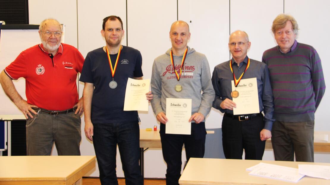 V.l.n.r.: Andreas Thoma (Organisator), Silvio Baier (Deutscher Meister), Eddy van Beers (Gesamtsieger), Arno Zude (Deutscher Vizemeister), Axel Steinbrink (Turnierleiter)