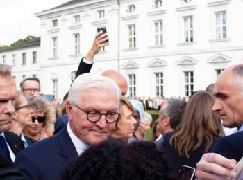 Der Bundespräsident und Ralf Schreiber von Bodyguards umgeben