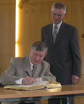 Anatoli Karpov 2006 in Hockenheim beim Eintrag ins goldene Buch der Stadt. Heute abend ist in Hockenheim Neujahrsempfang der Karpov Schach Akademie.