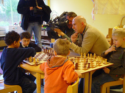 Schachspielende Kinder sind fürs Fernsehen attraktiv...