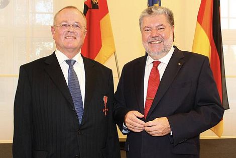 Ernst Bedau und Kurt Beck 2009 bei der Verleihung des Bundesverdienstkreuzes